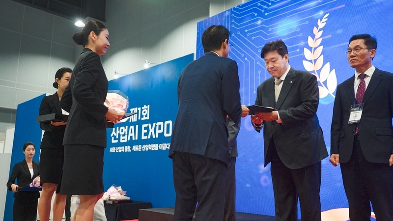 원프레딕트 성민석 부사장이 ‘2025년 산업 디지털 전환 및 인공지능 활용 촉진 유공자 포상’ 수상식에서 수상을 하고 있다. (출처:원프레딕트)