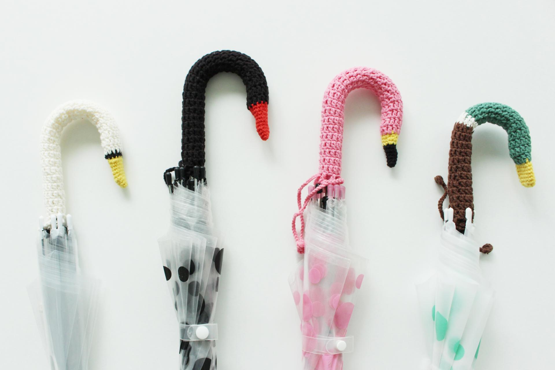 우산 끝에 내려앉은 새