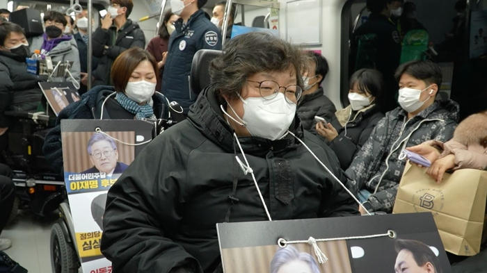 전장연의 장애인 이동권을 위한 지하철 투쟁을 다룬 ‘출근길 지하철 탑니다’.