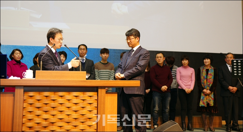 예수향남교회는 외형적 성장보다 건강한 성장을 지향한다. 건강한 성장이란 예수님을 머리로 하여 온 교회가 지체의식을 갖는 것이며 건강한 공동체성을 사회로 확산시키는 것이다. 건강한 공동체성을 이루기 위해 실시하는 분립개척예배의 한 장면.