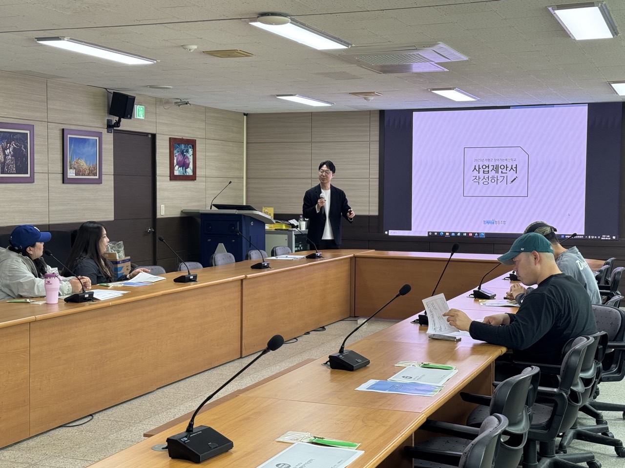 ○○시 청년들이 AI로 제안서를 작성하는 장면