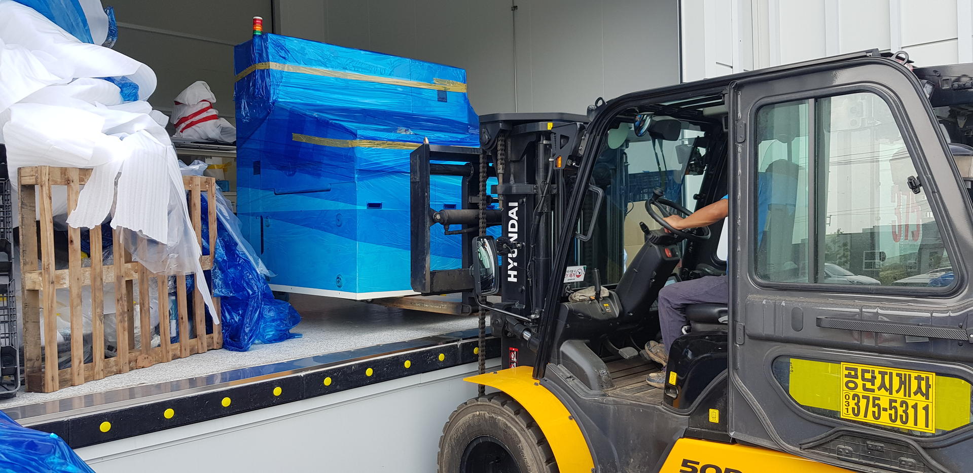 LED반도체 장비 반입 현장 : 하늘중량의 현장사진입니다