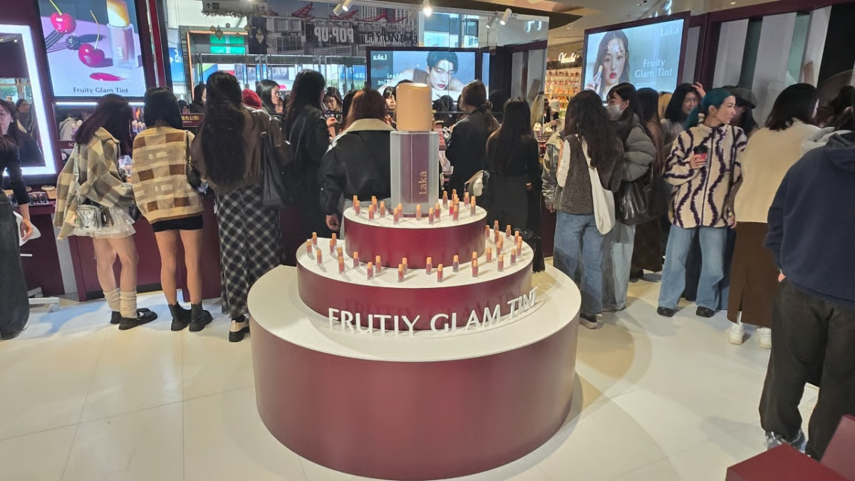 대만 타이베이 신광미츠코시 백화점 신이 플레이스 A11점 정문 앞에 마련한 K뷰티 브랜드 Laka(라카) 팝업 매장에 대만 고객들이 찾아 제품을 체험하고, 물건을 구매하고 있다. /사진=유엄식 기자