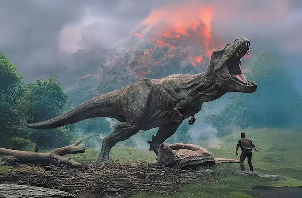 2018년 개봉한 영화 ‘쥬라기공원: 폴른 킹덤’의 한 장면. 티라노사우루스가 사람 앞에서 이빨을 드러내며 포효하고 있다. /유니버설
