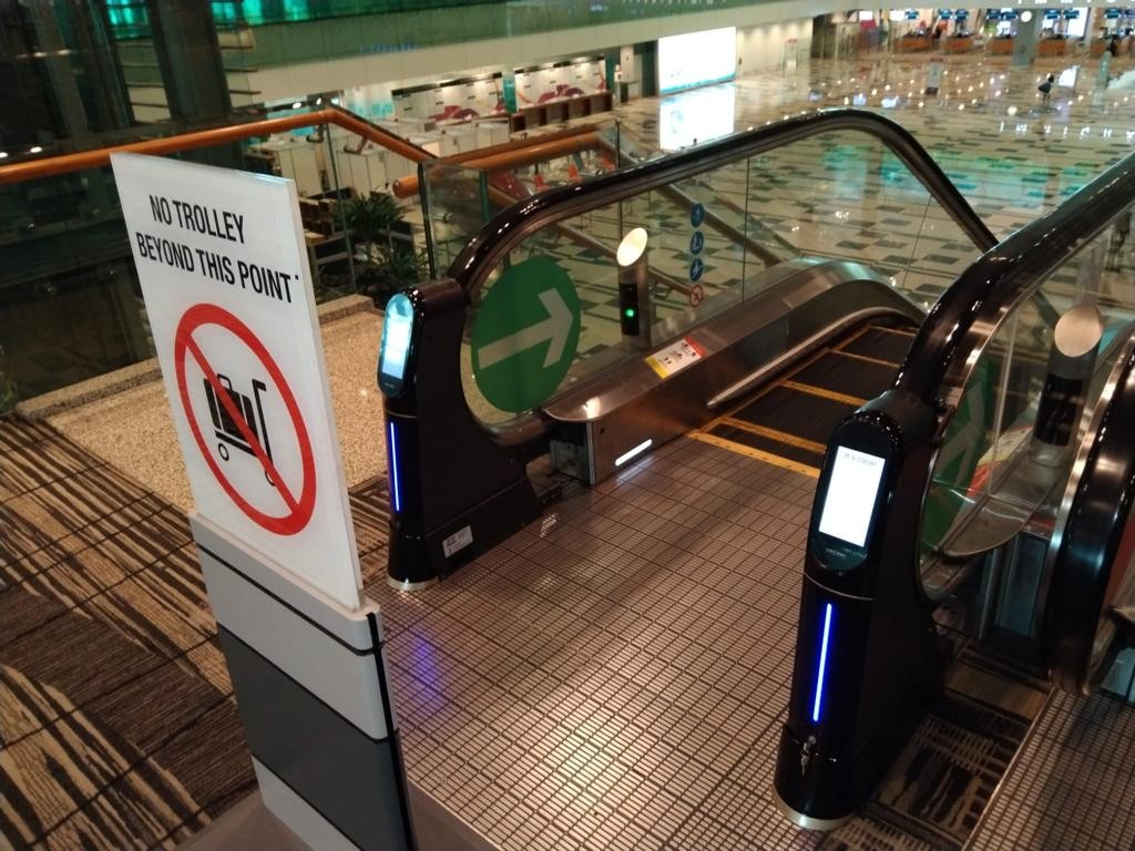 싱가포르 창이 공항 제3터미널에 설치된 에스컬레이터 핸드레일 코로나바이러스 박테리아 살균 소독 청소기 위클린 14