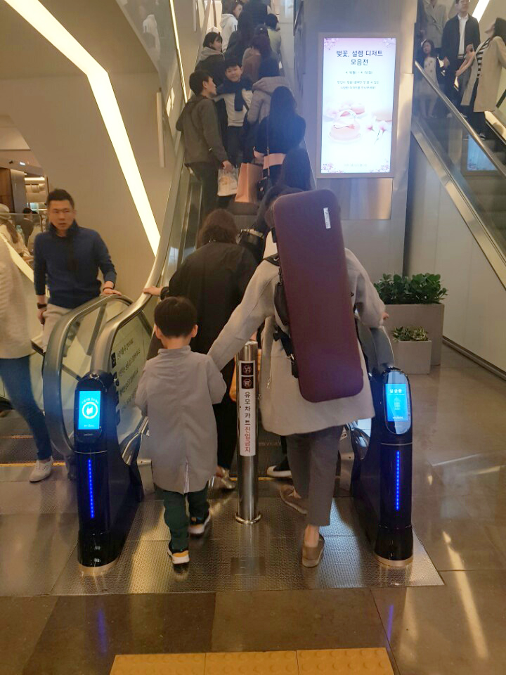에스컬레이터 핸드레일 코로나바이러스 박테리아 살균 소독 청소기 위클린이 설치된 현대백화점 무역점 에스컬레이터 5