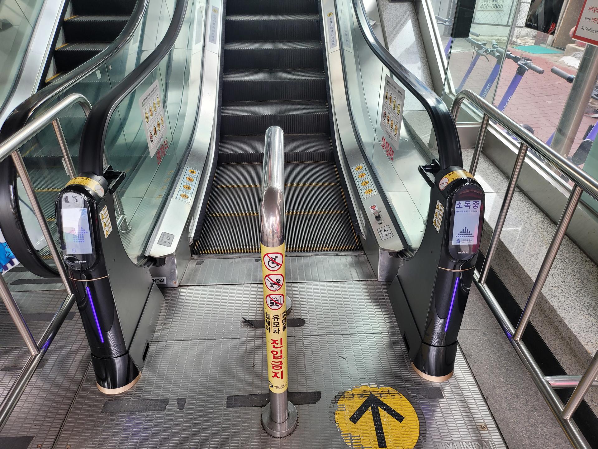 2호선 구의역에 설치된 에스컬레이터 손잡이 살균 청소기 위클린