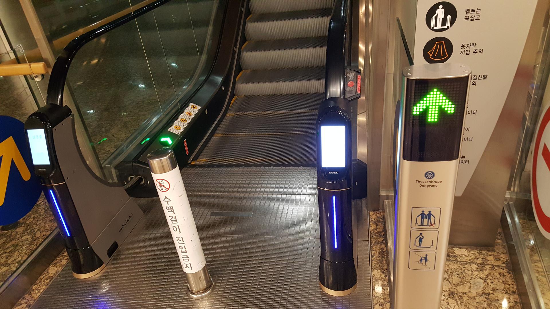 에스컬레이터 핸드레일 코로나바이러스 박테리아 살균 소독 청소기 위클린이 설치된 삼성서울병원 에스컬레이터 2