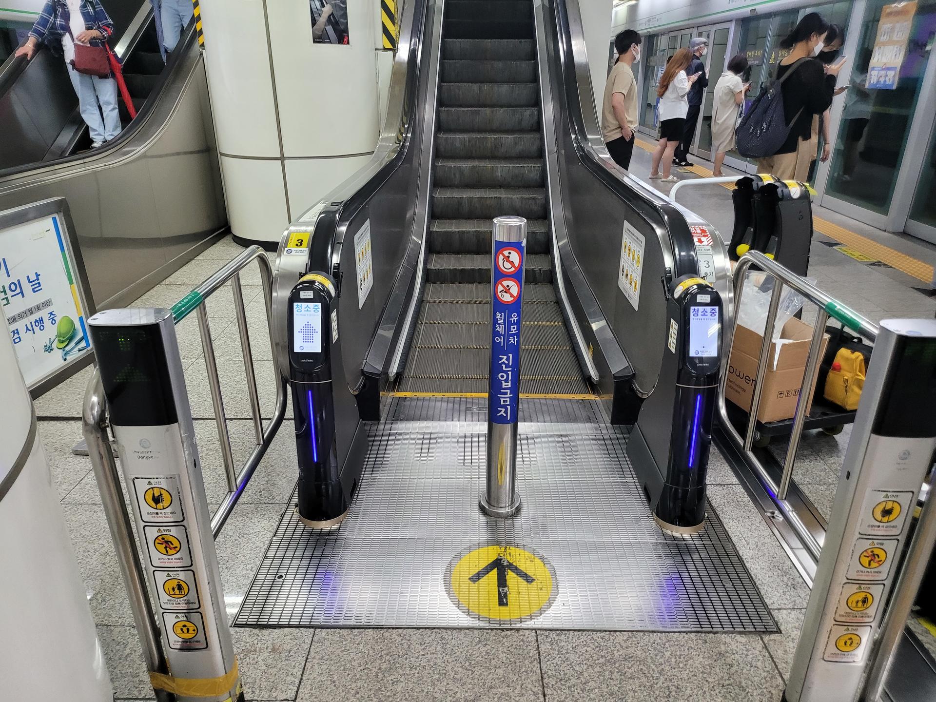 2호선 서울대입구역 에스컬레이터 손잡이 살균 청소기 위클린 설치