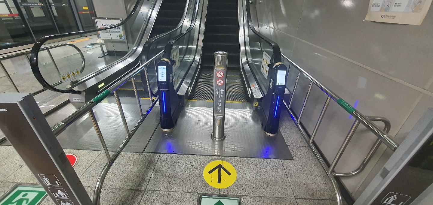 서울교통공사 3호선 오금역에 설치된 에스컬레이터 손잡이 방역 시스템 서우정보기술 위클린