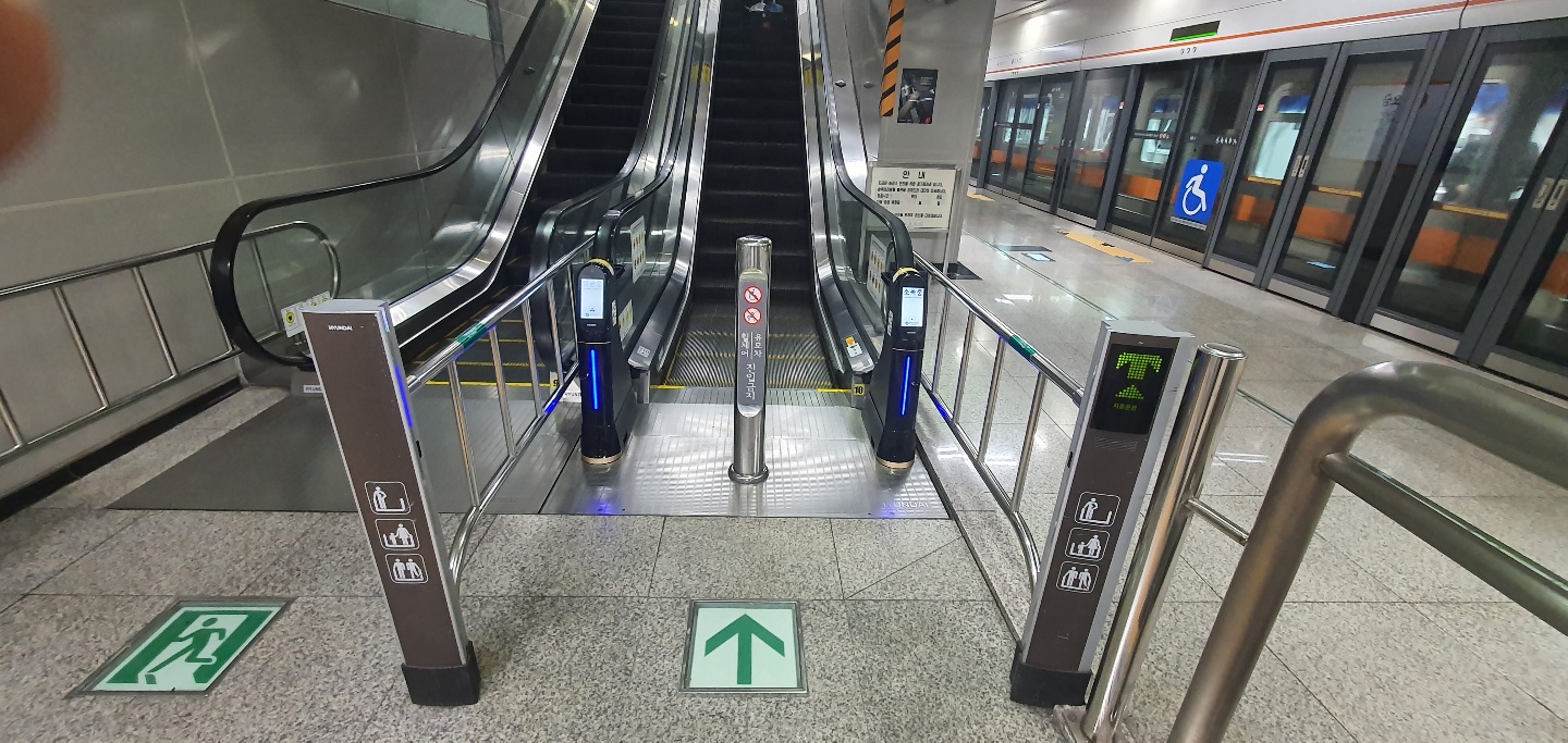 서울지하철 3호선 오금역 에스컬레이터 핸드레일 자동 청소기 방역 시스템 위클린 서우정보기술