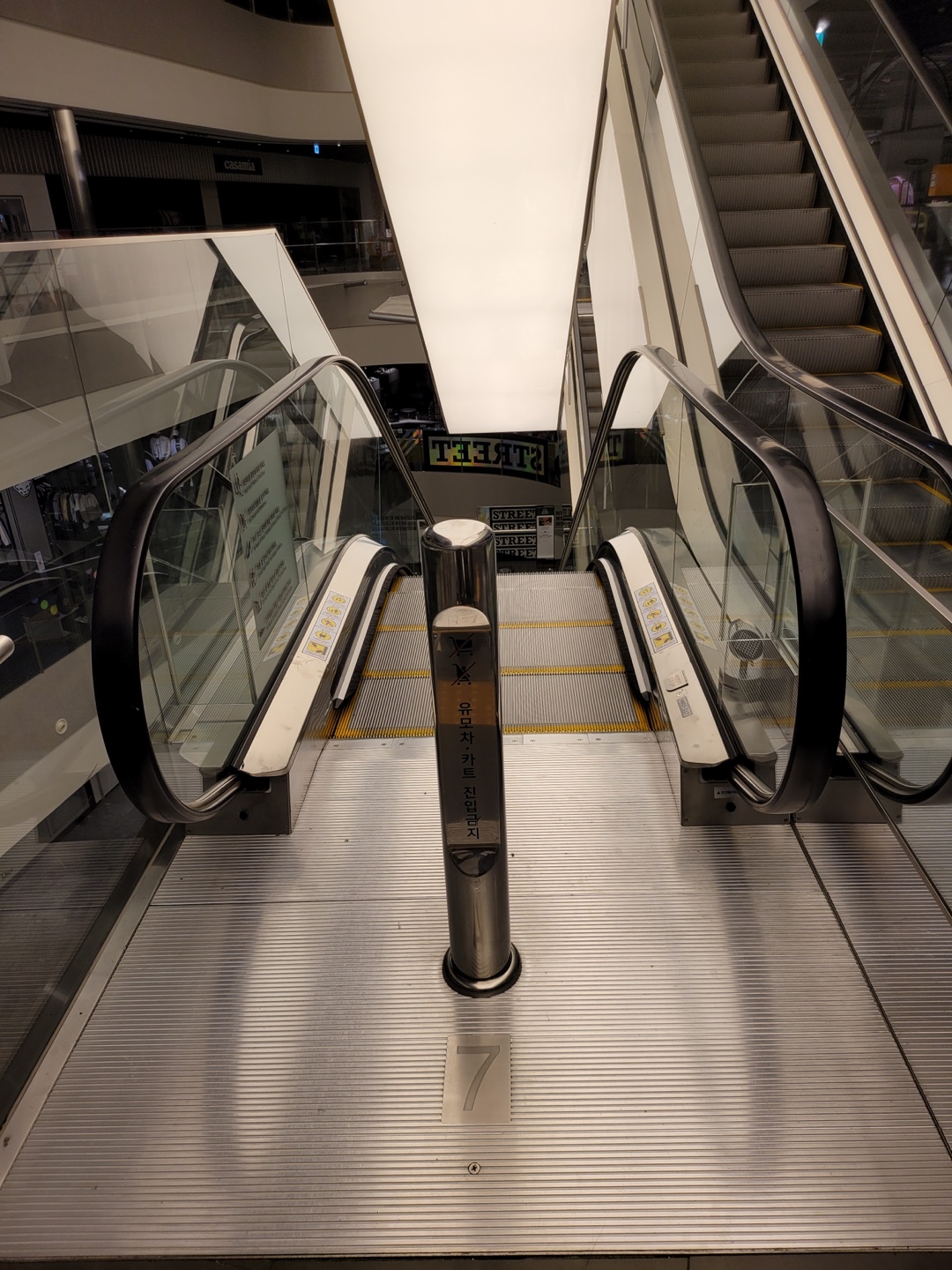 2022년 1월 대구신세계(신세계 동대구 복합환승센터) 에스컬레이터 손잡이 소독기 위클린 설치 전 2