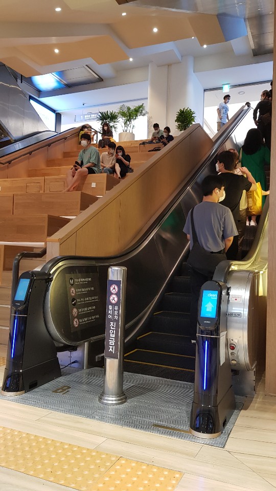 에스컬레이터 핸드레일 코로나바이러스 박테리아 살균 소독 청소기 위클린이 설치된 신세계 센트럴시티 에스컬레이터 1