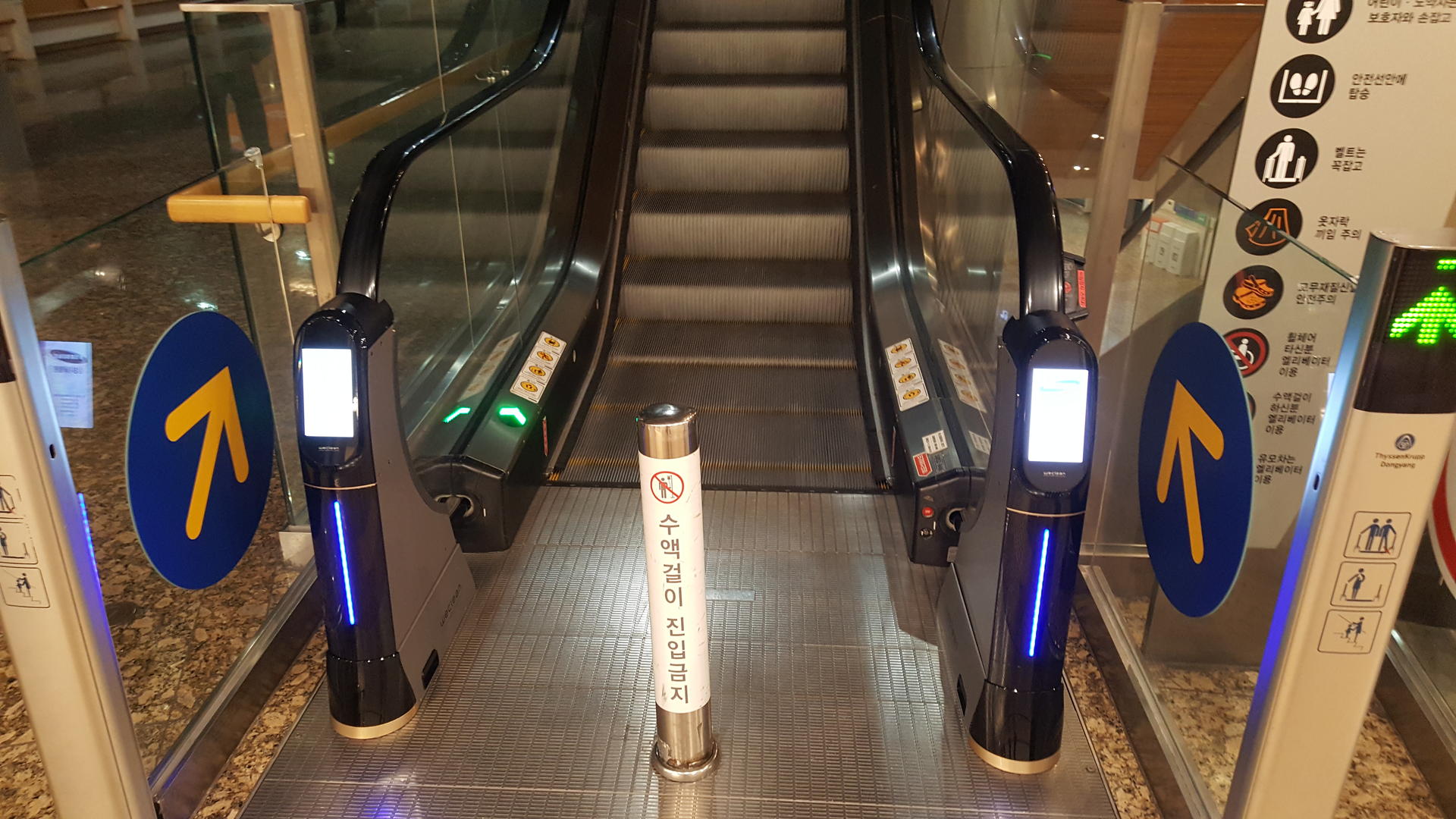 에스컬레이터 핸드레일 코로나바이러스 박테리아 살균 소독 청소기 위클린이 설치된 삼성서울병원 에스컬레이터 3