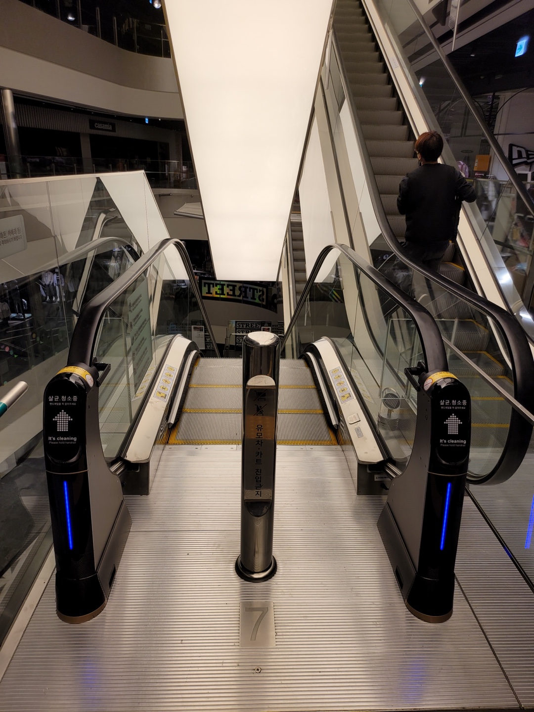 2022년 1월 대구신세계(신세계 동대구 복합환승센터) 에스컬레이터 손잡이 소독기 위클린 추가 설치 2