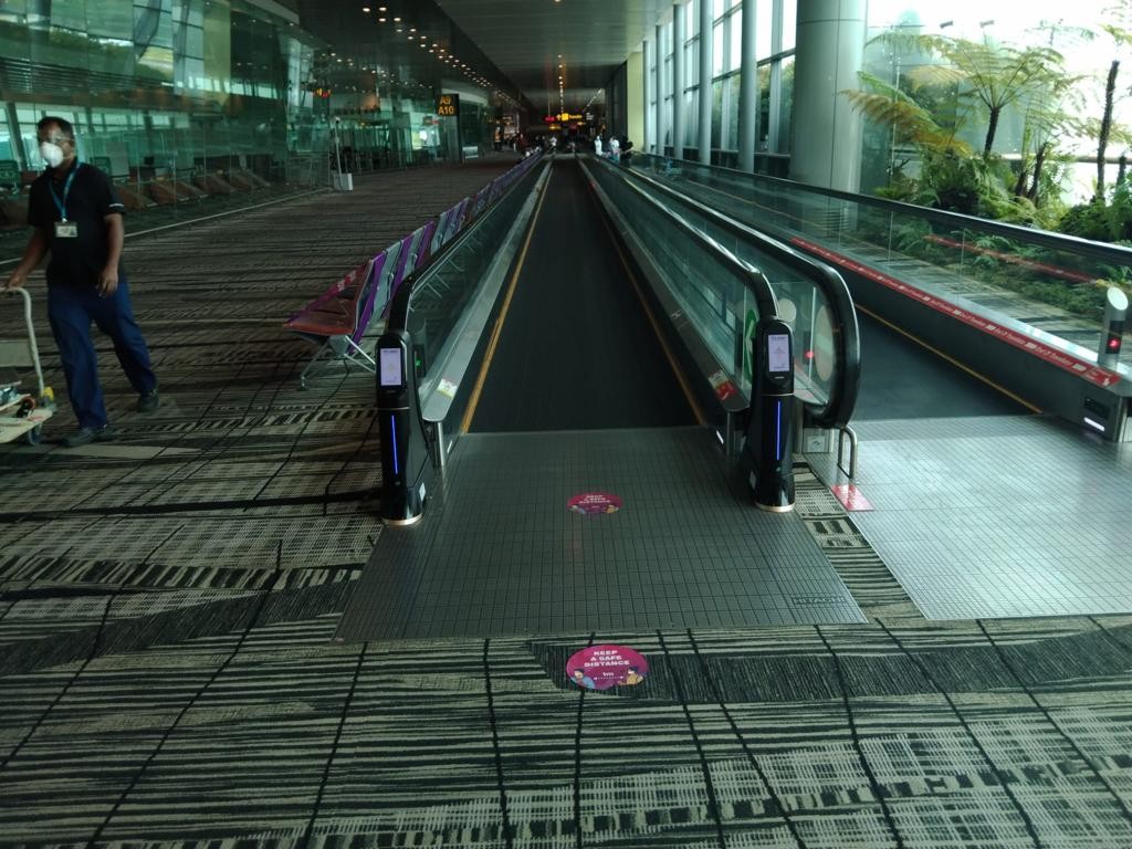 싱가포르 창이 공항 제3터미널에 설치된 에스컬레이터 핸드레일 코로나바이러스 박테리아 살균 소독 청소기 위클린 7
