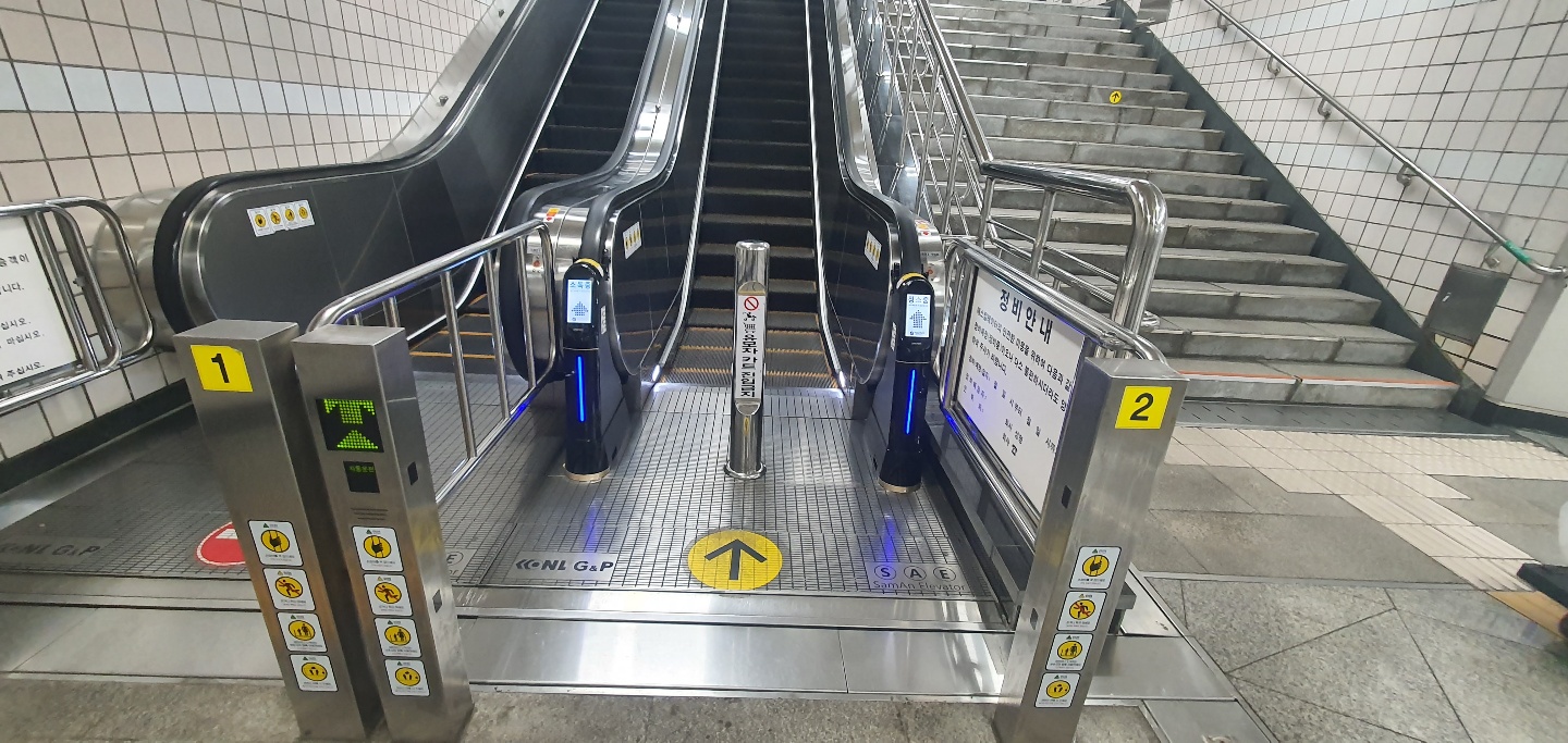 서울 지하철 5호선 오금역 에스컬레이터에 설치된 핸드레일 살균 청소기 위클린