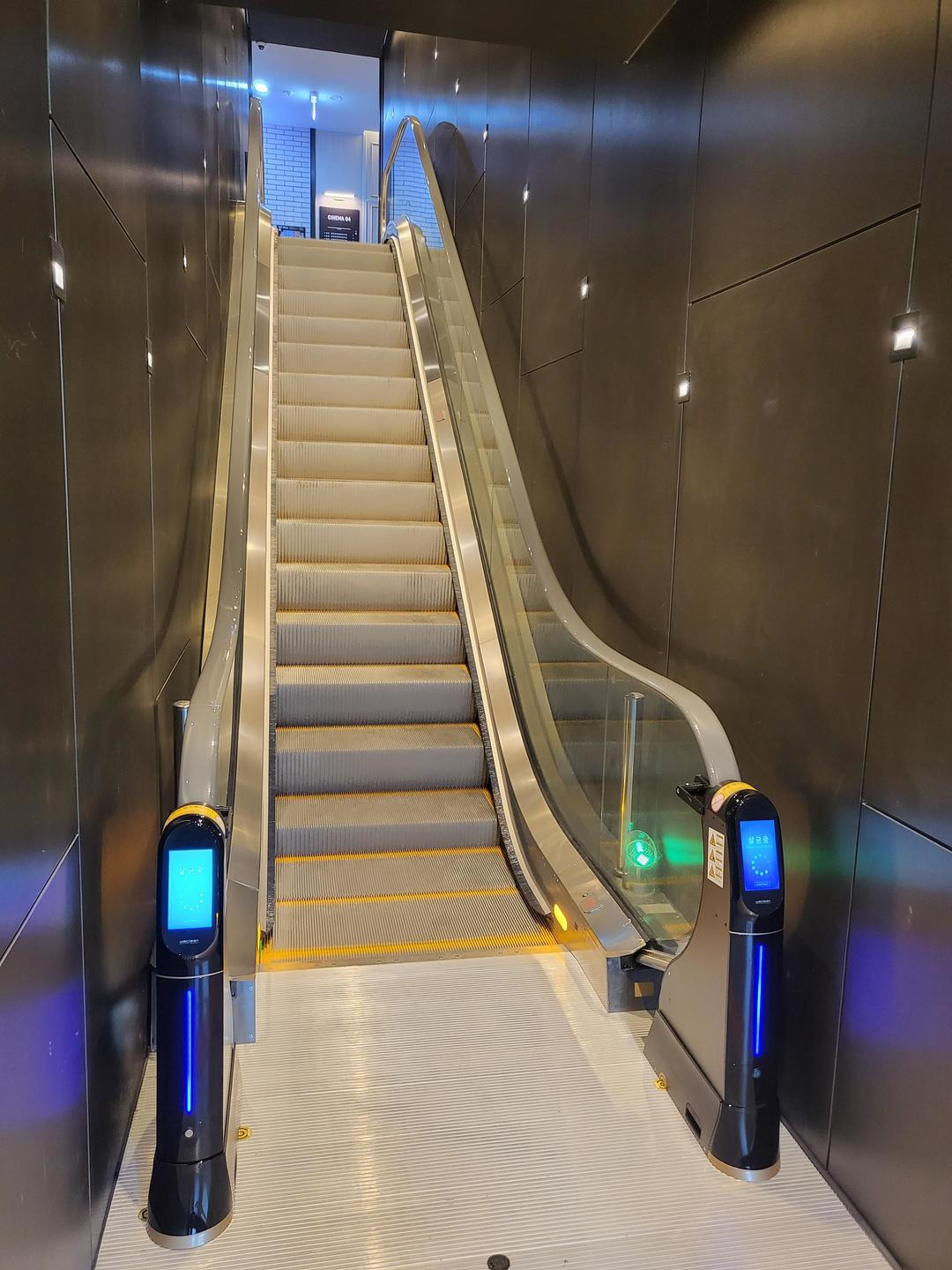 Escalator handle sterilizer installed as part of the Corona 19 prevention system in a shopping mall (sterilization and cleaning) Weclean 6