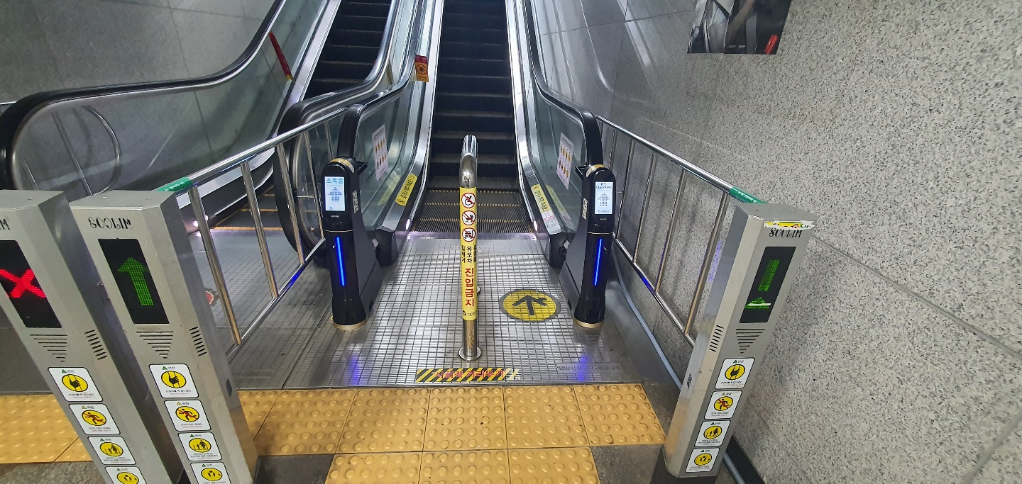 1호선 청량리역 에스컬레이터에 설치된 핸드레일 살균 청소기 위클린