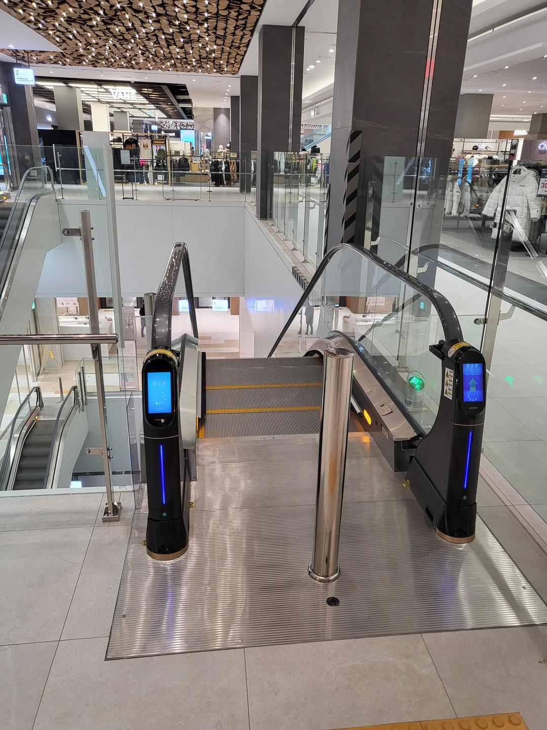 Escalator handle sterilizer installed as part of the Corona 19 prevention system in a shopping mall (sterilization and cleaning) Weclean 4