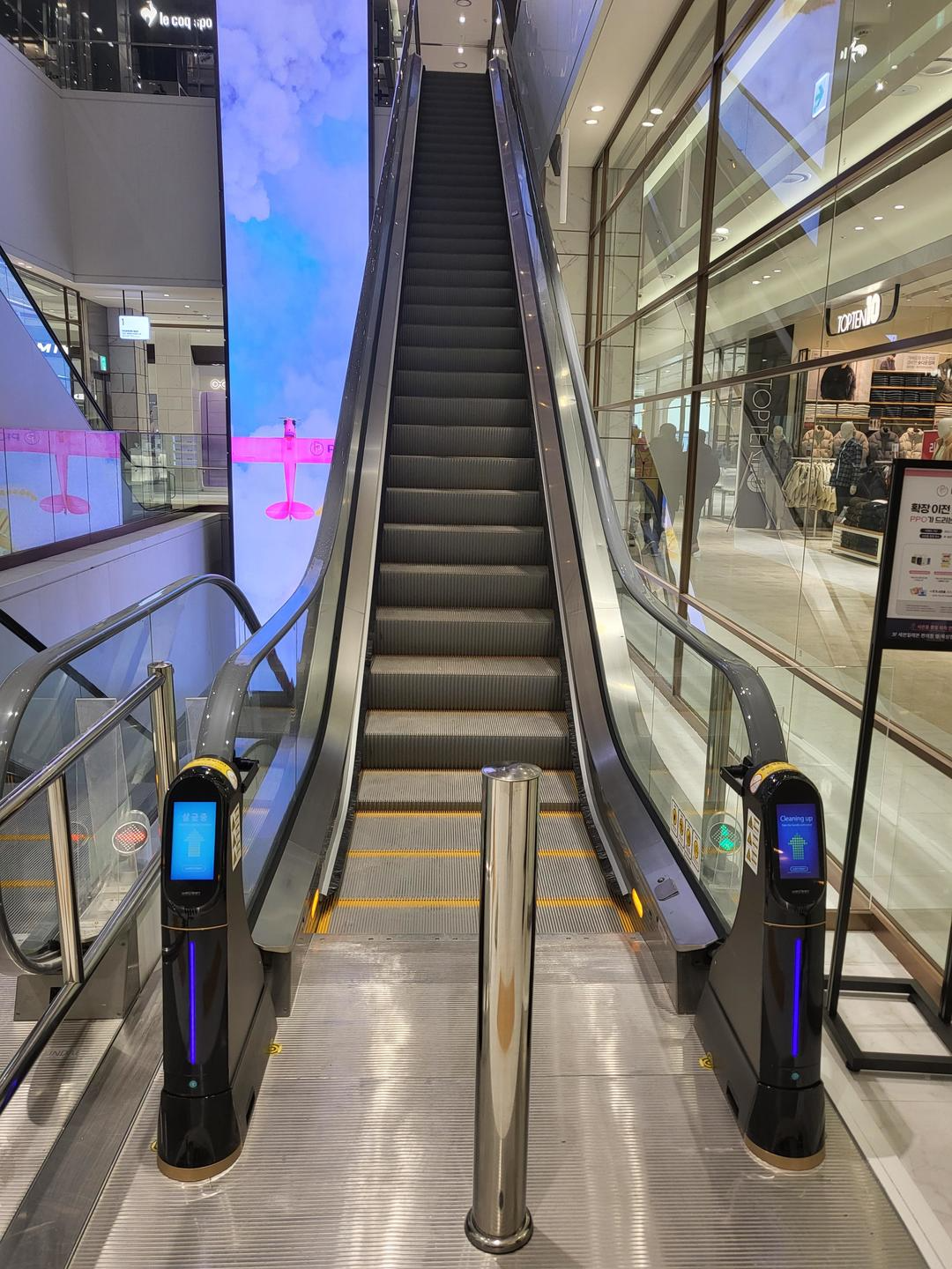 Escalator handle sterilizer installed as part of the Corona 19 prevention system in a shopping mall (sterilization and cleaning) Weclean 1