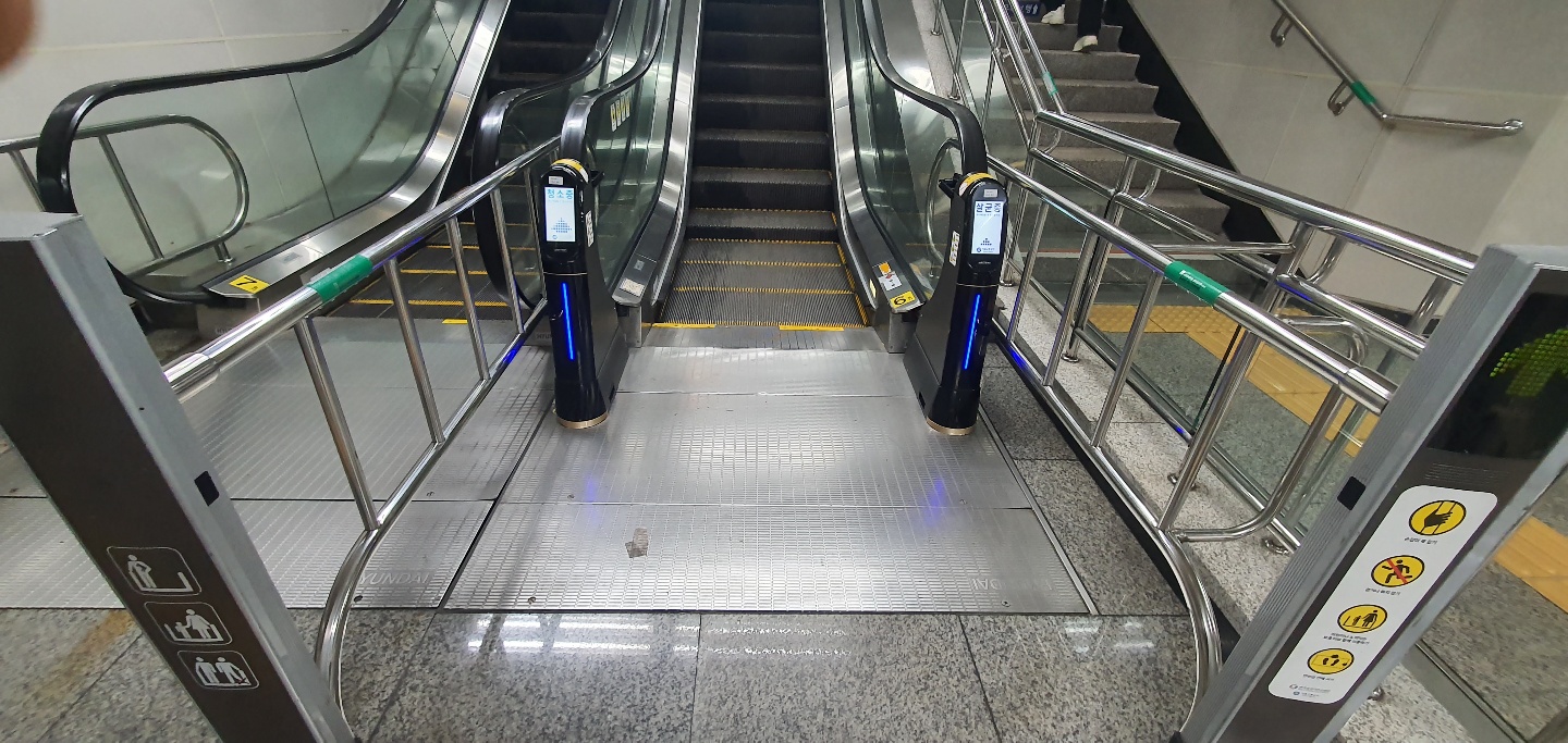 서울교통공사 오금역에 설치된 에스컬레이터 자동 살균 청소기 위클린