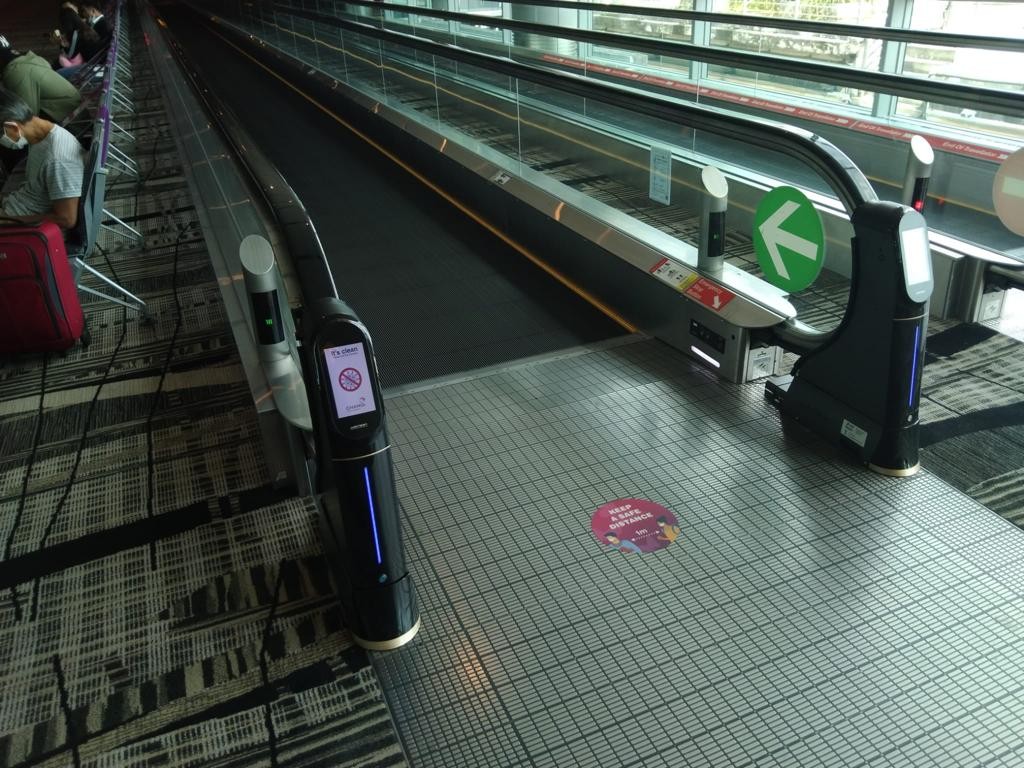 싱가포르 창이 공항 제3터미널에 설치된 에스컬레이터 핸드레일 코로나바이러스 박테리아 살균 소독 청소기 위클린 10
