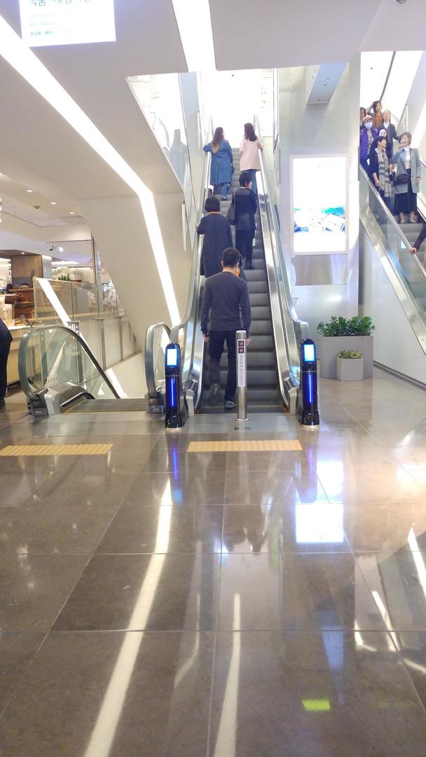 에스컬레이터 핸드레일 코로나바이러스 박테리아 살균 소독 청소기 위클린이 설치된 현대백화점 무역점 에스컬레이터 2
