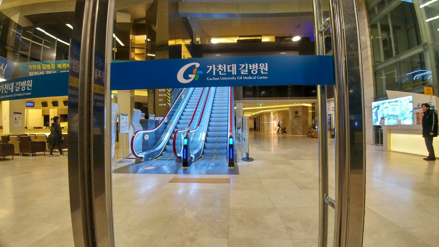 에스컬레이터 핸드레일 코로나바이러스 박테리아 살균 소독 청소기 위클린이 설치된 가천대 길병원 출입문