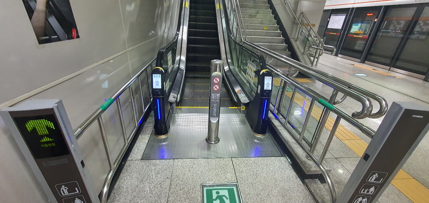 서울교통공사 3호선 오금역 에스컬레이터 자동 방역 청소기 위클린 서우정보기술