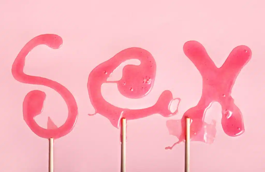 러브젤 100% 활용 가이드 1 word sex made of melted lollipops on pink backgrou 2024 03 06 20 57 00 utc