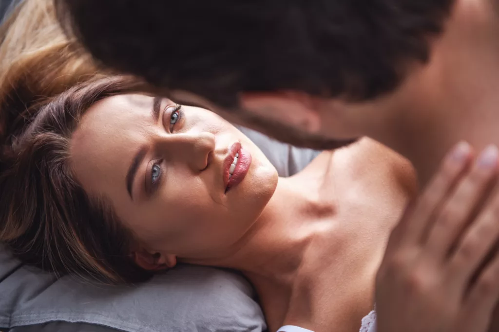 섹스할 때 눈을 마주치는 게 더 흥분되는 이유 4 beautiful couple in bed 2024 10 18 09 29 41 utc