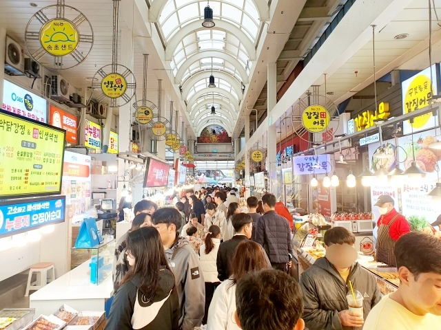 걸어서 5분여 거리에 속초의 명물 속초관광시장이 있다. 아침 저녁으로 방앗간처럼 찾았다. /방금숙 기자