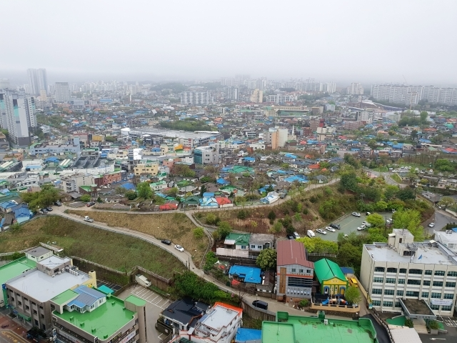 엘리베이터 기다리는 동안 창 밖으로 속초 시내가 한 눈에 들어왔다. /방금숙 기자