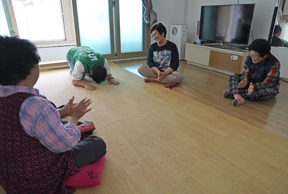 당선 인사차 경북 임하면 경로당을 방문한 허승규 당선자가 주민들에게 큰절을 하고 있다. 안동(경북)=이종근 선임기자 root2@hani.co.kr