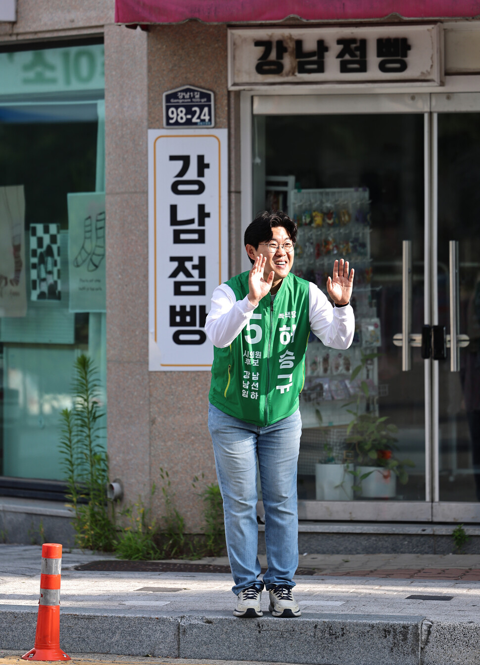 허승규 당선자가 6월9일 경북 안동시 강남동 현진에버빌 3차 아파트 앞에서 당선 인사를 하고 있다. 안동(경북)=이종근 선임기자 root2@hani.co.kr