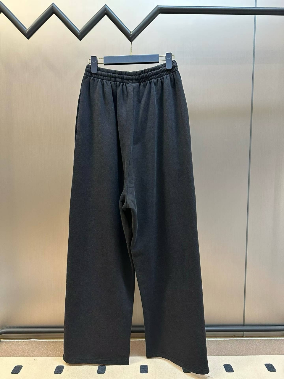 발렌시아가 로고 자수 라지 팬츠
