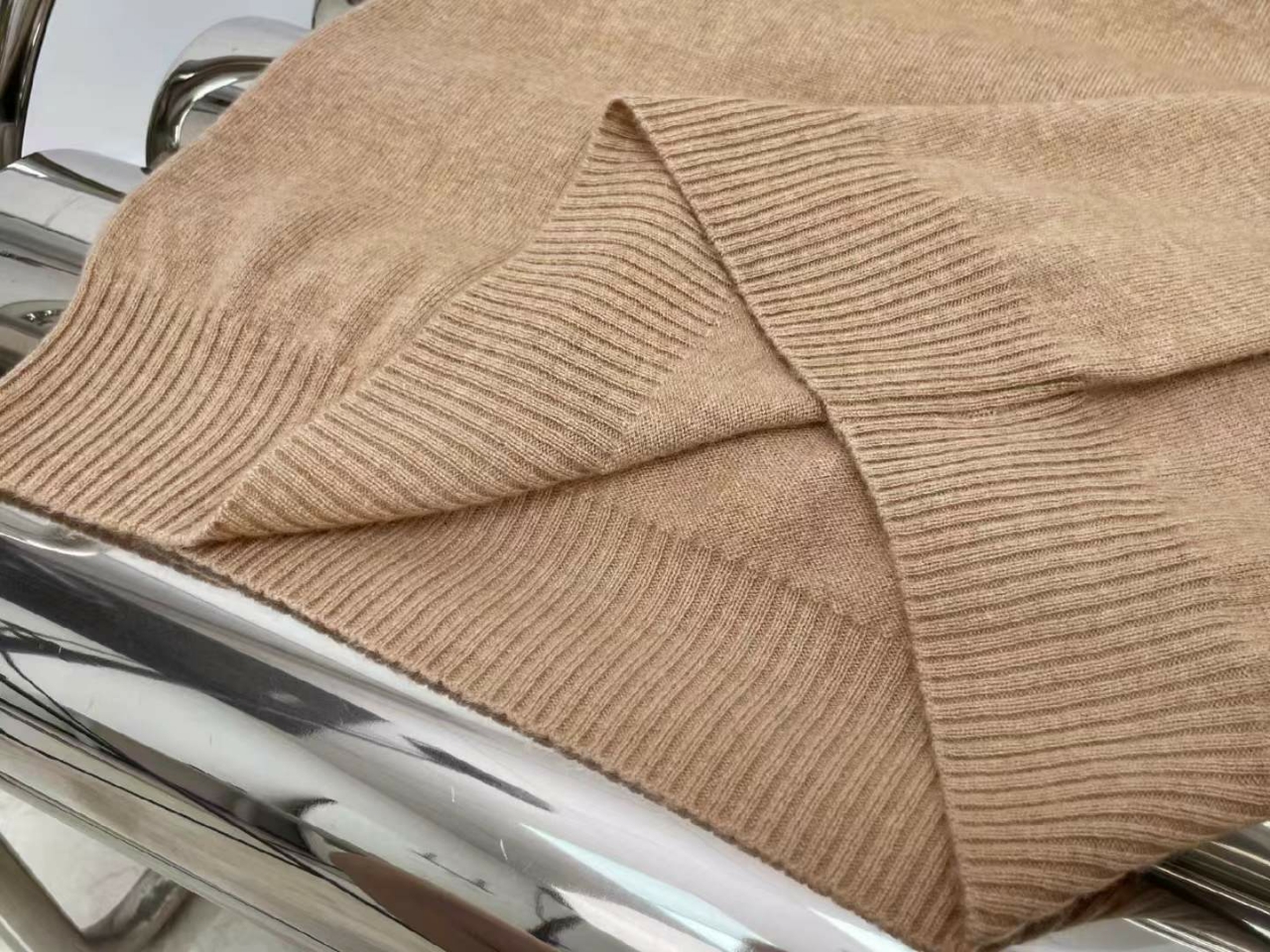 미우미우 캐시미어 브이넥 하프 집업 니트