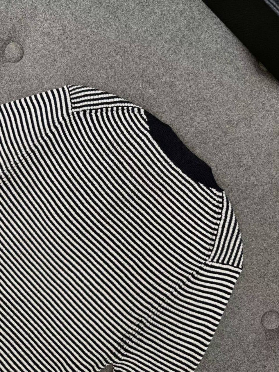 프라다 로고 자수 스트라이프 반팔 니트