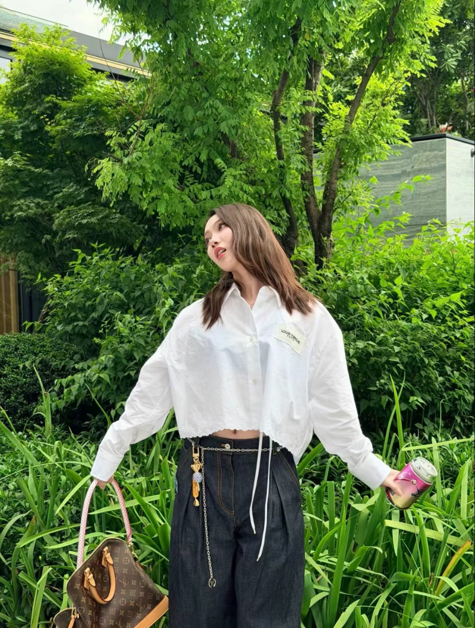 루이비통 자수 레이스 크롭 블라우스