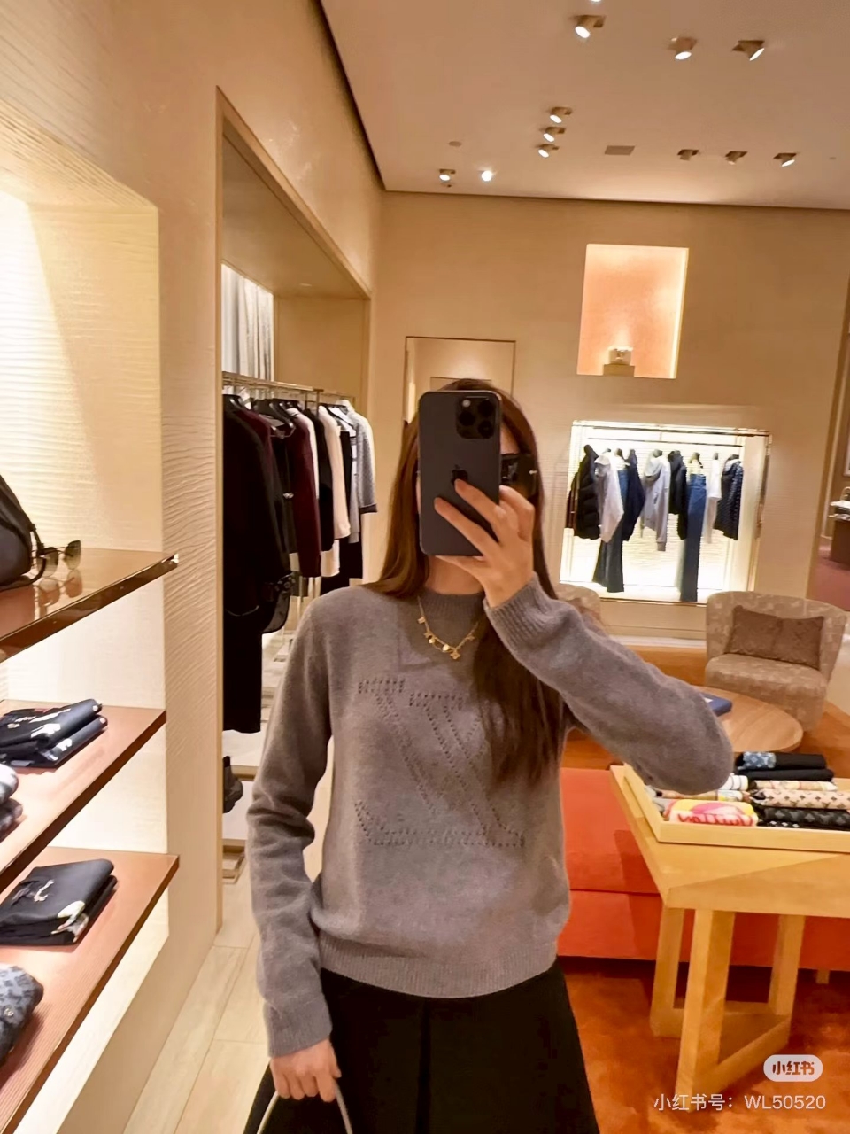 루이비통 LV 자수 니트 스웨터