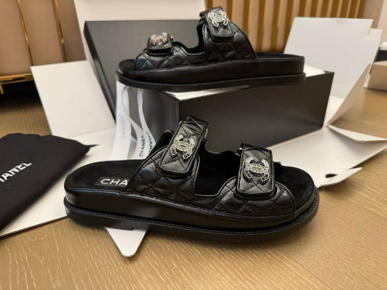 샤넬 CC로고 벨크로 샌들 *일대일 최고급 제품 Size 35 ~ 41 ( 225 ~ 265 )