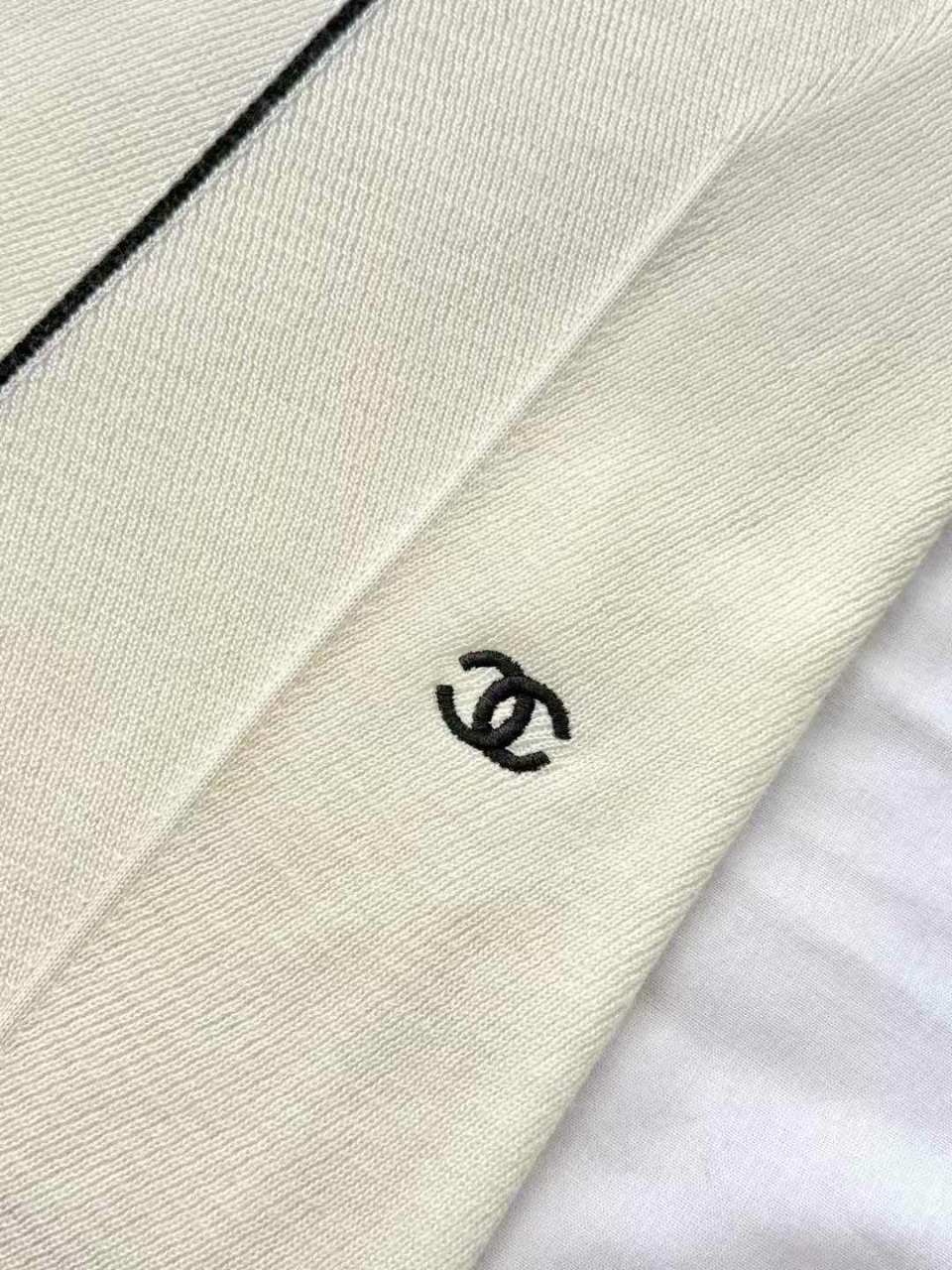 샤넬 26B CC로고 자수 크루넥 니트