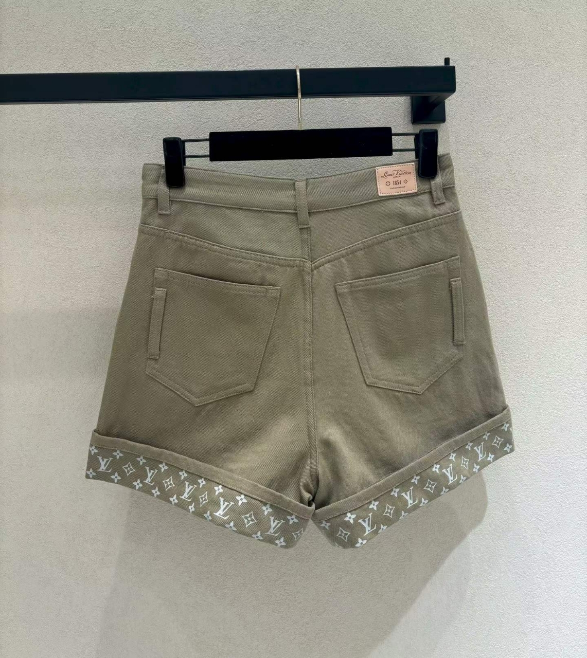 루이비통 인사이드 아웃 모노그램 쇼츠