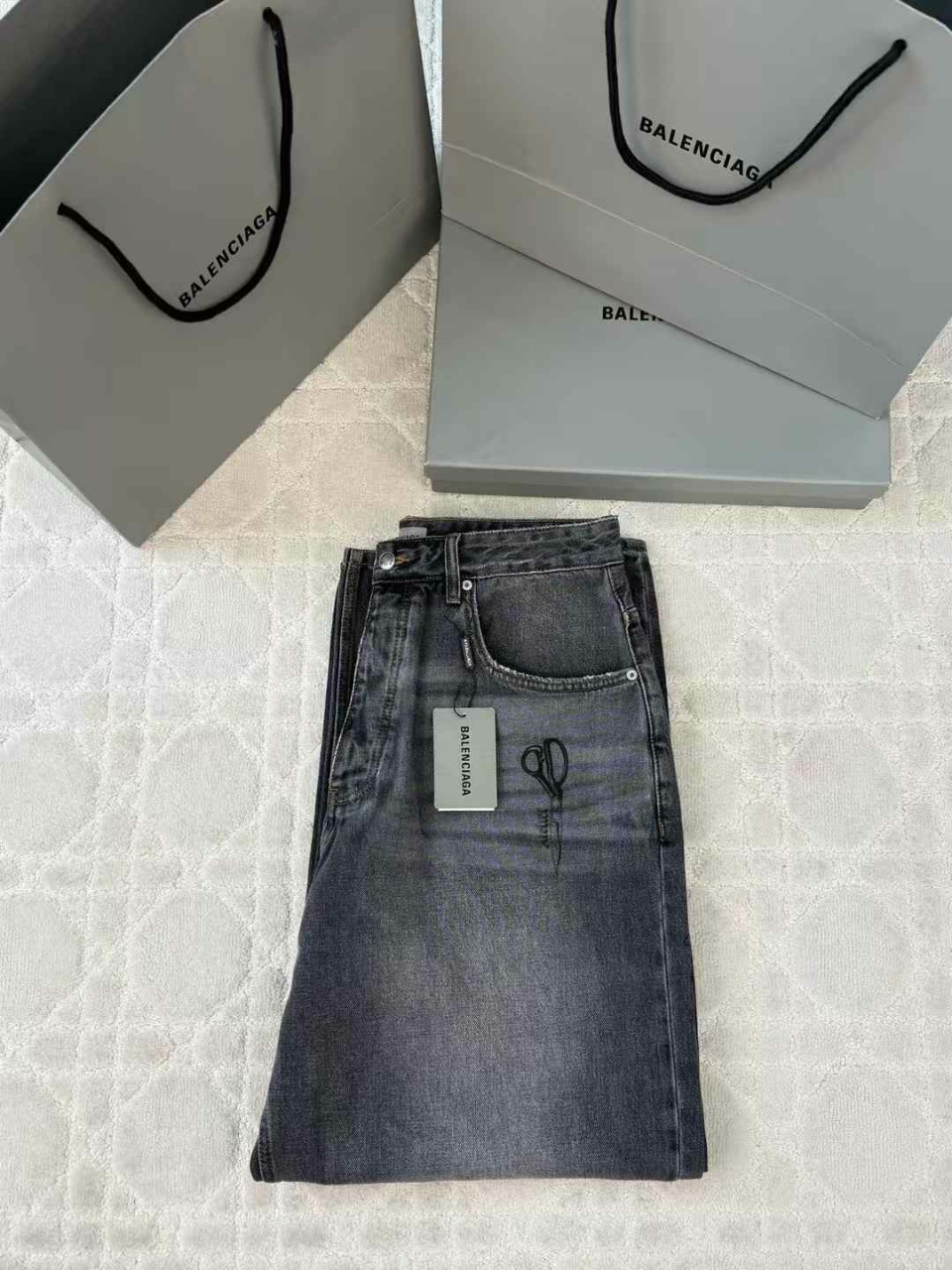 발렌시어거 타투 배기 데님 팬츠