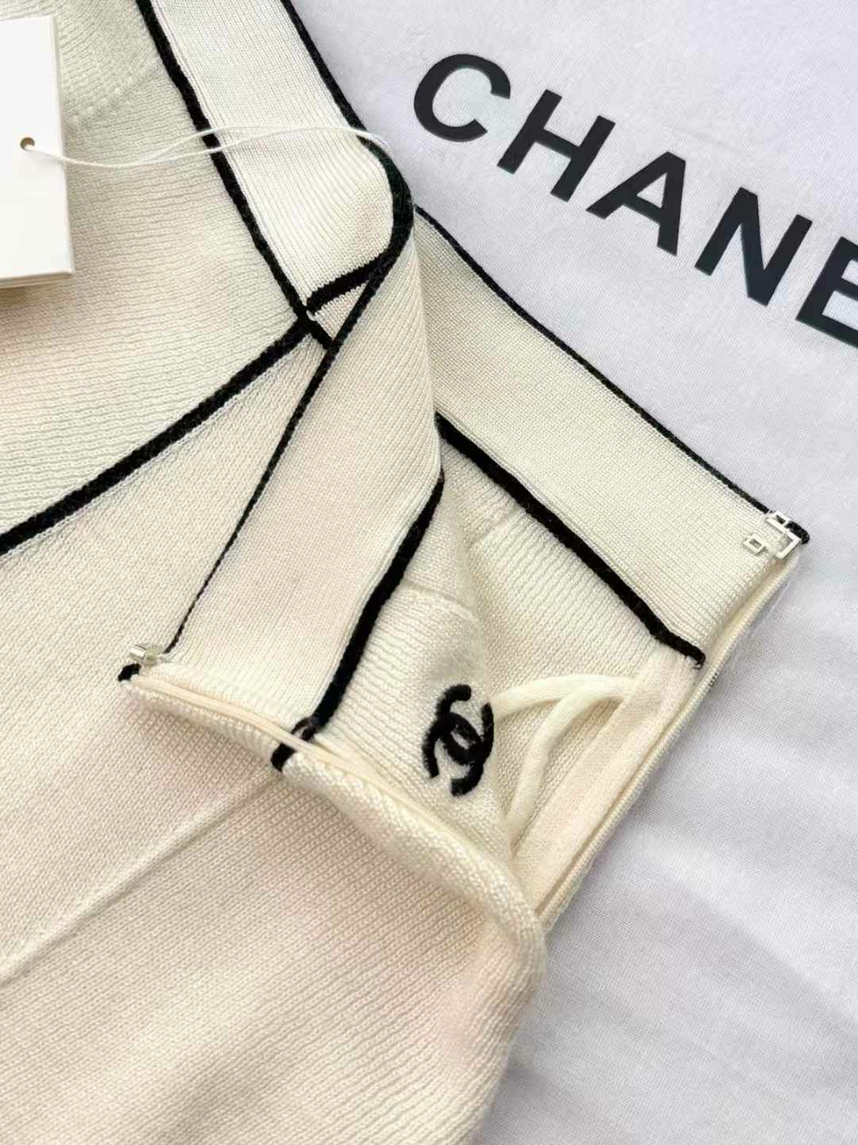 샤넬 26B CC로고 자수 미디스커트