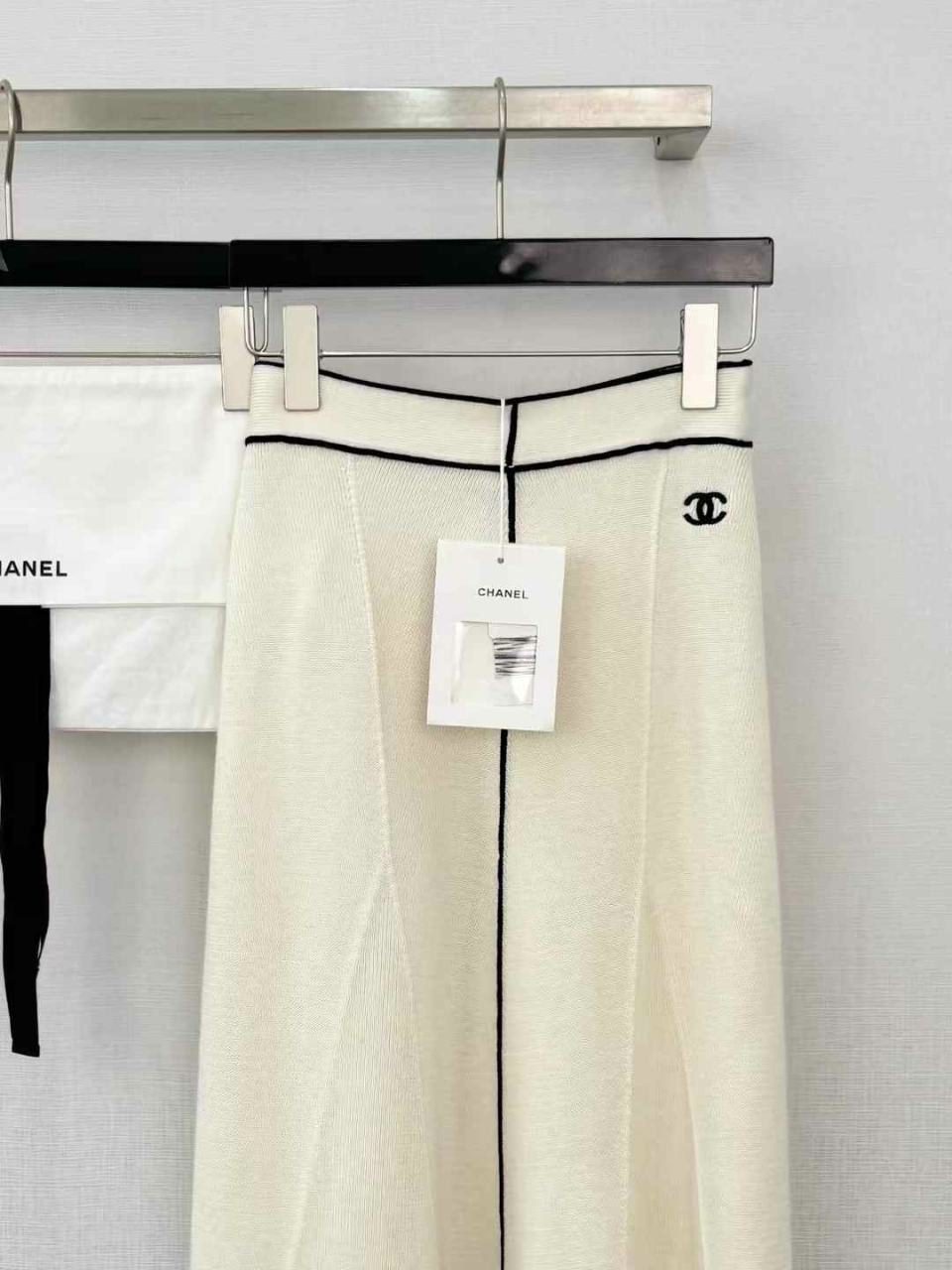 샤넬 26B CC로고 자수 미디스커트