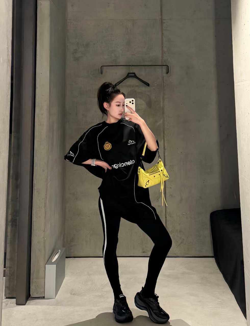 발렌시아가 레이디 인 쉐이드 오버사이즈 티셔츠