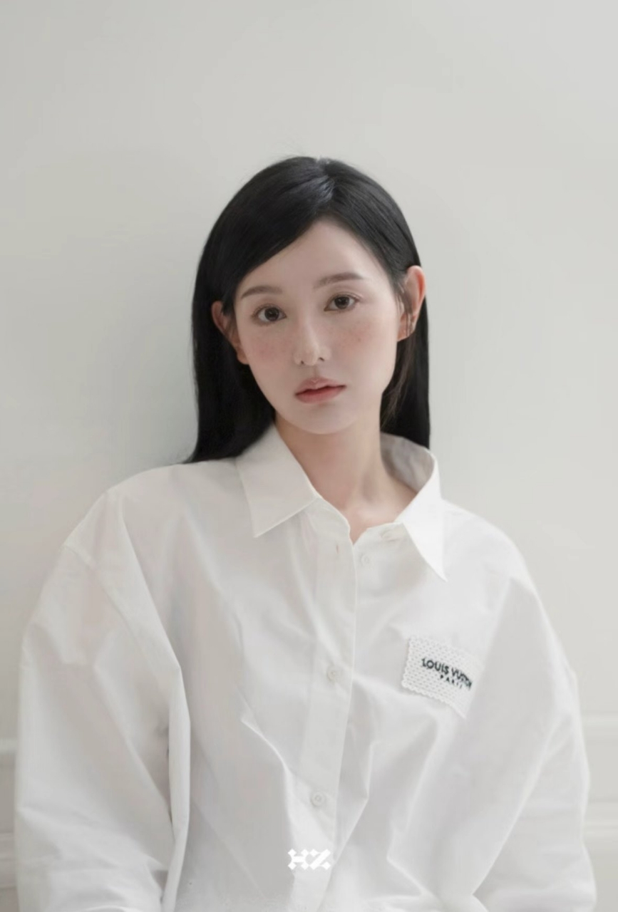 루이비통 자수 레이스 크롭 블라우스