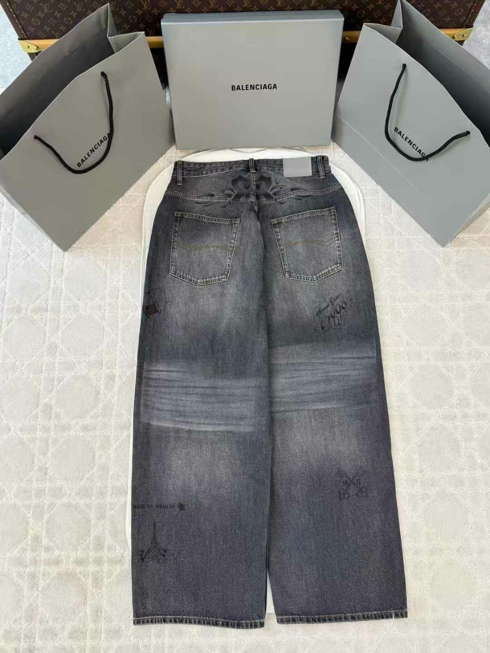 발렌시어거 타투 배기 데님 팬츠